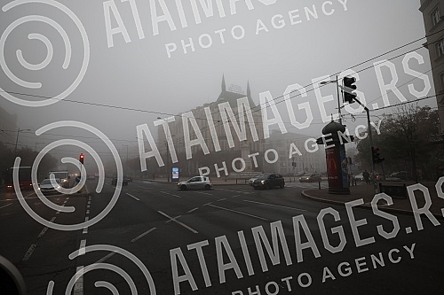 City pollution mixed with morning fog, Belgrade cityscape.Zagadjenje grada pomesano sa jutarnjom maglom, gradski pejzaz Beograda.
