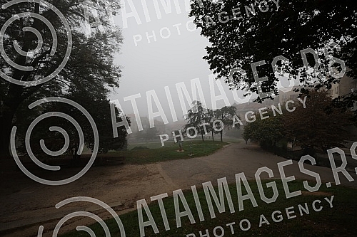 City pollution mixed with morning fog, Belgrade cityscape.Zagadjenje grada pomesano sa jutarnjom maglom, gradski pejzaz Beograda.