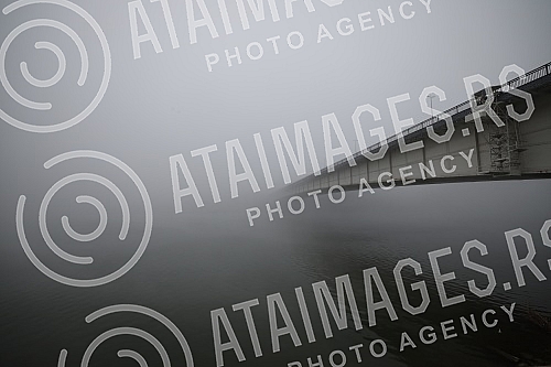 City pollution mixed with morning fog, Belgrade cityscape.Zagadjenje grada pomesano sa jutarnjom maglom, gradski pejzaz Beograda.