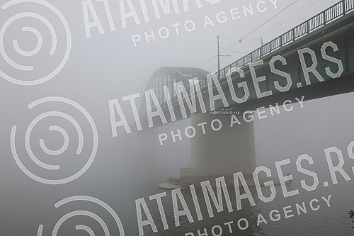 City pollution mixed with morning fog, Belgrade cityscape.Zagadjenje grada pomesano sa jutarnjom maglom, gradski pejzaz Beograda.