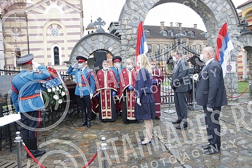 Wreaths in memory of all killed and expelled Serbs from western Slavonia during the 1995 Croatian military-police Flash campaign were lowered today from the Gradiska Bridge to the Sava River.Venci u znak secanja na sve ubijene i prognane Srbe iz zap