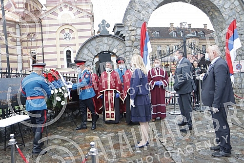 Wreaths in memory of all killed and expelled Serbs from western Slavonia during the 1995 Croatian military-police Flash campaign were lowered today from the Gradiska Bridge to the Sava River.Venci u znak secanja na sve ubijene i prognane Srbe iz zap
