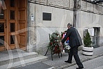 At 12.25, wreaths were laid in front of the memorial plaque at the site of the assassination of former Serbian Prime Minister Zoran Djindjic in the government courtyard by members of the government led by Zoran Djindjic.U 12.25 vence pred spomen-pl