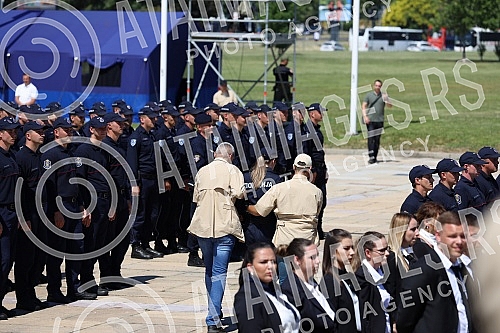 On the plateau in front of the Palace of Serbia, the Day of the Ministry of the Interior and the Police Day were marked, during which 1,337 new members of the Ministry of the Interior took the oath.Na platou ispred Palate Srbija obelezen je Dana Mi
