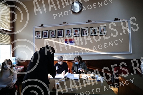 This morning, at seven o'clock, polling stations were opened for voting in the republican referendum on changing the Constitution, in the part related to justice.Jutros u sedam casova otvorena su biracka mesta za glasanje na republickom referendumu