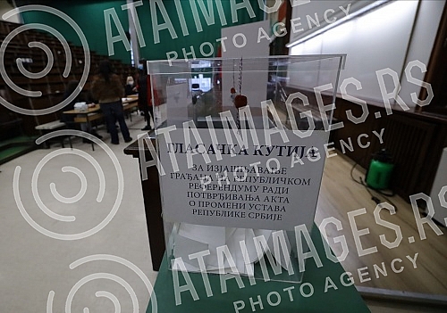 This morning, at seven o'clock, polling stations were opened for voting in the republican referendum on changing the Constitution, in the part related to justice.Jutros u sedam casova otvorena su biracka mesta za glasanje na republickom referendumu