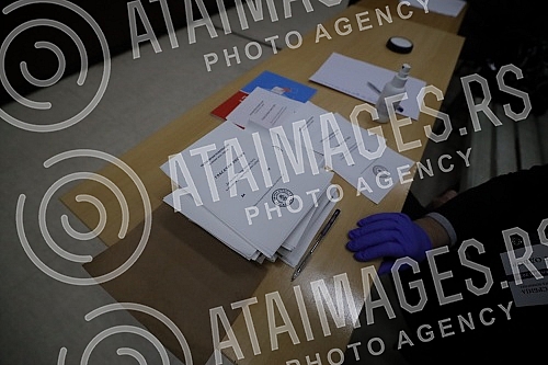 This morning, at seven o'clock, polling stations were opened for voting in the republican referendum on changing the Constitution, in the part related to justice.Jutros u sedam casova otvorena su biracka mesta za glasanje na republickom referendumu