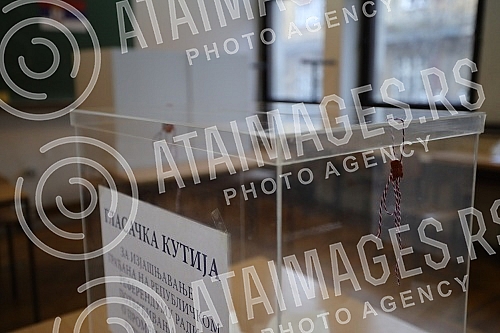 This morning, at seven o'clock, polling stations were opened for voting in the republican referendum on changing the Constitution, in the part related to justice.Jutros u sedam casova otvorena su biracka mesta za glasanje na republickom referendumu