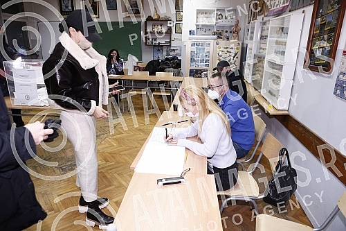 Svetlana Ceca Raznatovic and Anastasia Razantovic went out to vote in the republican referendum on changing the Constitution, in the part related to justice.Svetlana Ceca Raznatovic i Anastasija Razantovic su izasle da glasaju na republickom refere