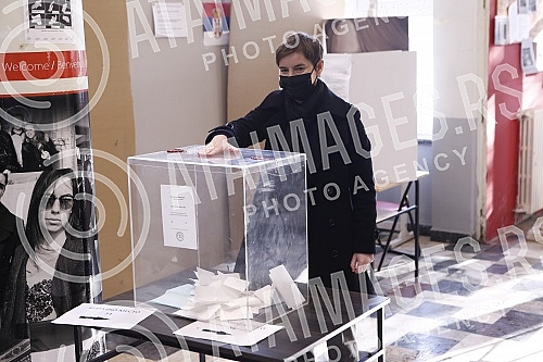 The republican referendum was called in order to confirm the Act on Changing the Constitution of Serbia.Republicki referendum raspisan radi potvrdjivanja Akta o promeni Ustava Srbije.