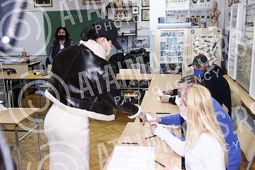 Svetlana Ceca Raznatovic and Anastasia Razantovic went out to vote in the republican referendum on changing the Constitution, in the part related to justice.Svetlana Ceca Raznatovic i Anastasija Razantovic su izasle da glasaju na republickom refere