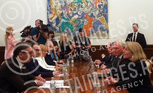 The President of the Republic of Serbia, Aleksandar Vucic, met with the Assistant Secretary of State for European and Asian Affairs, Karen Donfried.Predsednik Republike Srbije Aleksandar Vucic sastao se sa pomocnicom drzavnog sekretara SAD za Evrop