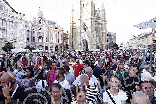 The state manifestation dedicated to the memory of all martyred and exiled Serbs on the occasion of the 27th anniversary of the military action Storm, this year was held in Novi Sad on Freedom Square.Drzavna manifestacija posvecena secanju na sve st