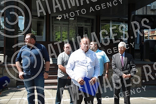 The press conference of the Association of Farmers and Peasants of Serbia was held in front of the Ministry of Agriculture after the meeting with Minister Branislav Nedimovic.Konferencija za medije Udruzenja poljoprivrednika i seljaka Srbije odrzan