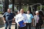 The press conference of the Association of Farmers and Peasants of Serbia was held in front of the Ministry of Agriculture after the meeting with Minister Branislav Nedimovic.Konferencija za medije Udruzenja poljoprivrednika i seljaka Srbije odrzan