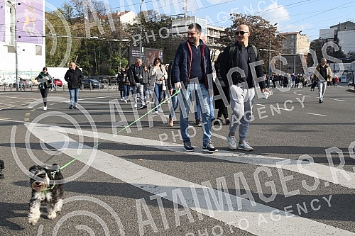 Aunties, janitors and other technical staff protested over having to pay court costs for the cases they lost.Tetkice, domari i drugo tehnicko osoblje protestvovali su zbog obaveze da plate sudske troskove za sporove koje su izgubili.