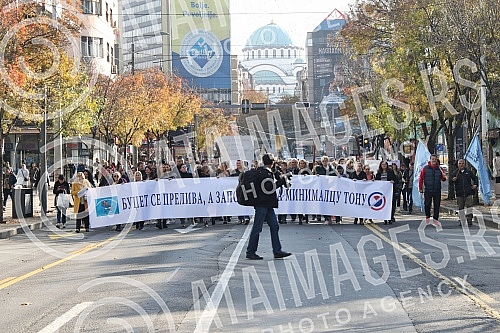 Aunties, janitors and other technical staff protested over having to pay court costs for the cases they lost.Tetkice, domari i drugo tehnicko osoblje protestvovali su zbog obaveze da plate sudske troskove za sporove koje su izgubili.