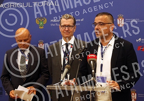 The Serbia-Russia agro-industrial forum has opened at the Hyatt Hotel.U hotelu Hyatt otvoren je agroindustrijski forum Srbija - Rusija. 