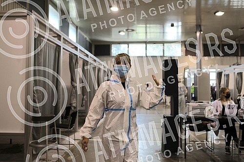 Vaccination of citizens, who registered through eGovernment, against the COVID-19 virus continues at the Belgrade fair.Na Beogradskom sajmu nastavlja se vakcinacija gradjana, koji su se prijavili preko eUprave, protiv virusa COVID-19.
