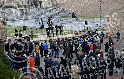 The Monument to the Founders of the Serbian and Yugoslav School of Basketball was solemnly opened in Kalemegdan. Na Kalemegdanu je svecano otkriven Spomenik utemeljivacima srpske i jugoslovenske skole kosarke.