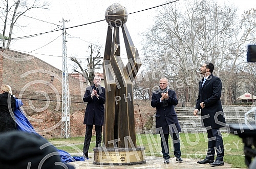 The Monument to the Founders of the Serbian and Yugoslav School of Basketball was solemnly opened in Kalemegdan. Na Kalemegdanu je svecano otkriven Spomenik utemeljivacima srpske i jugoslovenske skole kosarke.