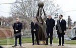 The Monument to the Founders of the Serbian and Yugoslav School of Basketball was solemnly opened in Kalemegdan. Na Kalemegdanu je svecano otkriven Spomenik utemeljivacima srpske i jugoslovenske skole kosarke.