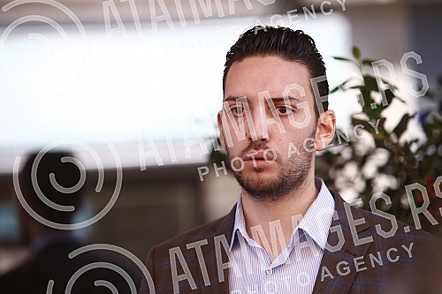 A press conference of the Free Citizens' Movement was held in front of the administrative building of the Electric Power Industry of Serbia on the topic 