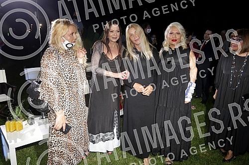 Verica Rakocevic presented the hybrid project OXYGEN - collection for autumn / winter 2020/2021 in Tasmajdan Park.Verica Rakocevic je u parku Tasmajdan predstavila hibrid projekat KISEONIK - kolekciju za jesen/zimu 2020/2021