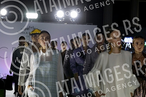 Verica Rakocevic presented the hybrid project OXYGEN - collection for autumn / winter 2020/2021 in Tasmajdan Park.Verica Rakocevic je u parku Tasmajdan predstavila hibrid projekat KISEONIK - kolekciju za jesen/zimu 2020/2021