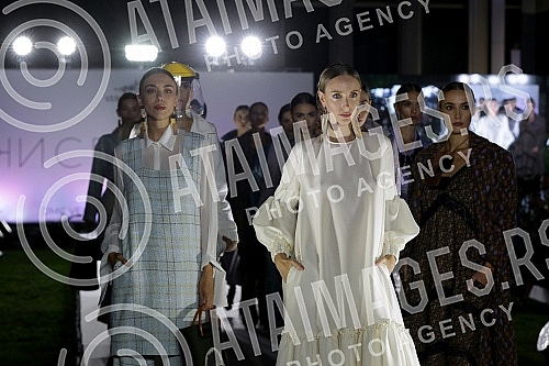 Verica Rakocevic presented the hybrid project OXYGEN - collection for autumn / winter 2020/2021 in Tasmajdan Park.Verica Rakocevic je u parku Tasmajdan predstavila hibrid projekat KISEONIK - kolekciju za jesen/zimu 2020/2021