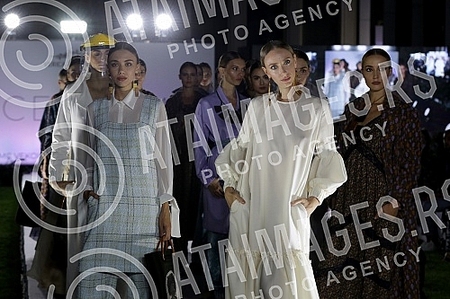 Verica Rakocevic presented the hybrid project OXYGEN - collection for autumn / winter 2020/2021 in Tasmajdan Park.Verica Rakocevic je u parku Tasmajdan predstavila hibrid projekat KISEONIK - kolekciju za jesen/zimu 2020/2021