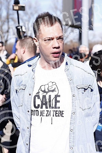 Environmental activists who had previously camped in front of the Presidency for six days, demanding a complete ban on lithium and pine mining in Serbia, blocked New Belgrade in front of the Palace of Serbia.Ekoloski aktivisti koji su prethodno ses