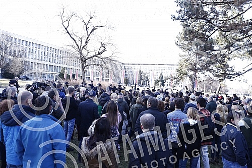 Environmental activists who had previously camped in front of the Presidency for six days, demanding a complete ban on lithium and pine mining in Serbia, blocked New Belgrade in front of the Palace of Serbia.Ekoloski aktivisti koji su prethodno ses