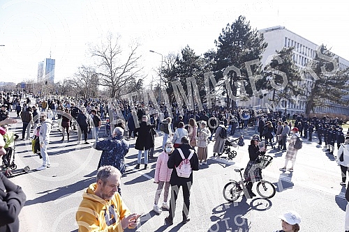 Environmental activists who had previously camped in front of the Presidency for six days, demanding a complete ban on lithium and pine mining in Serbia, blocked New Belgrade in front of the Palace of Serbia.Ekoloski aktivisti koji su prethodno ses