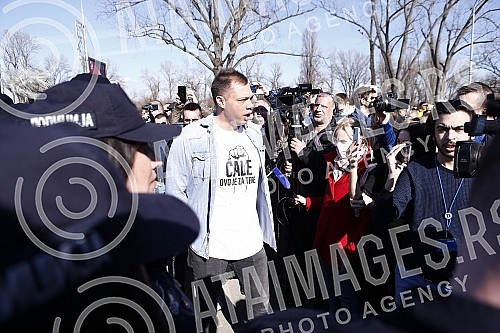 Environmental activists who had previously camped in front of the Presidency for six days, demanding a complete ban on lithium and pine mining in Serbia, blocked New Belgrade in front of the Palace of Serbia.Ekoloski aktivisti koji su prethodno ses