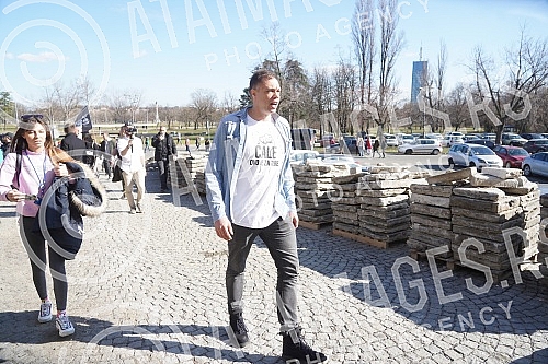 Environmental activists who had previously camped in front of the Presidency for six days, demanding a complete ban on lithium and pine mining in Serbia, blocked New Belgrade in front of the Palace of Serbia.Ekoloski aktivisti koji su prethodno ses