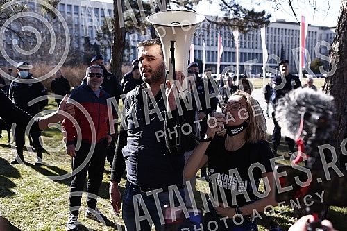 Environmental activists who had previously camped in front of the Presidency for six days, demanding a complete ban on lithium and pine mining in Serbia, blocked New Belgrade in front of the Palace of Serbia.Ekoloski aktivisti koji su prethodno ses