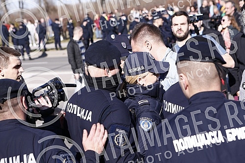 Environmental activists who had previously camped in front of the Presidency for six days, demanding a complete ban on lithium and pine mining in Serbia, blocked New Belgrade in front of the Palace of Serbia.Ekoloski aktivisti koji su prethodno ses