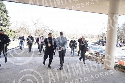 Environmental activists who had previously camped in front of the Presidency for six days, demanding a complete ban on lithium and pine mining in Serbia, blocked New Belgrade in front of the Palace of Serbia.Ekoloski aktivisti koji su prethodno ses