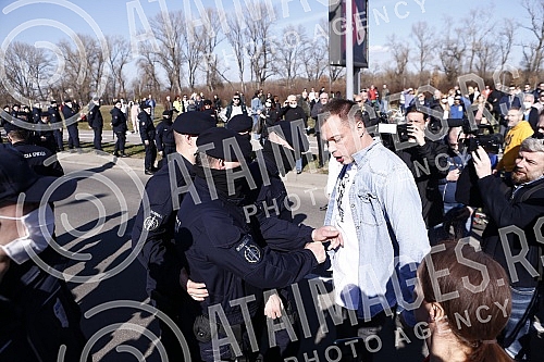 Environmental activists who had previously camped in front of the Presidency for six days, demanding a complete ban on lithium and pine mining in Serbia, blocked New Belgrade in front of the Palace of Serbia.Ekoloski aktivisti koji su prethodno ses