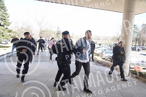 Environmental activists who had previously camped in front of the Presidency for six days, demanding a complete ban on lithium and pine mining in Serbia, blocked New Belgrade in front of the Palace of Serbia.Ekoloski aktivisti koji su prethodno ses