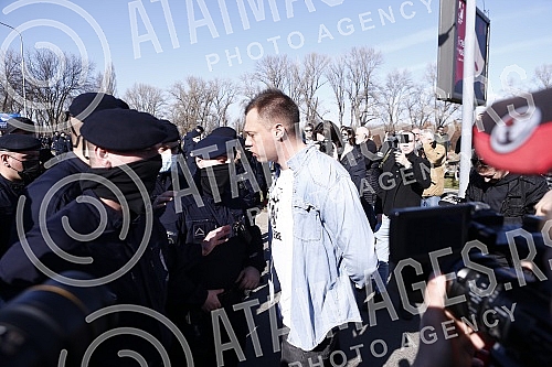 Environmental activists who had previously camped in front of the Presidency for six days, demanding a complete ban on lithium and pine mining in Serbia, blocked New Belgrade in front of the Palace of Serbia.Ekoloski aktivisti koji su prethodno ses