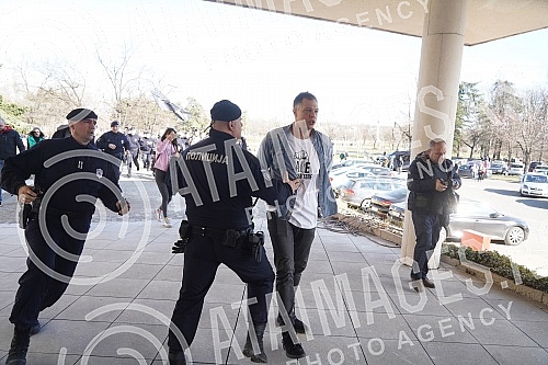 Environmental activists who had previously camped in front of the Presidency for six days, demanding a complete ban on lithium and pine mining in Serbia, blocked New Belgrade in front of the Palace of Serbia.Ekoloski aktivisti koji su prethodno ses