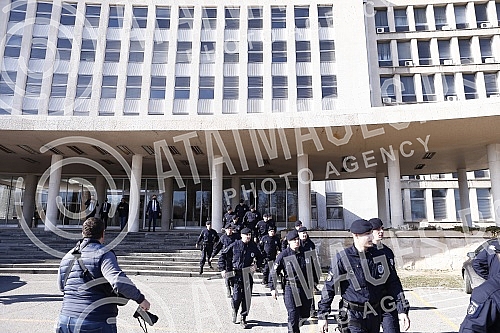 Environmental activists who had previously camped in front of the Presidency for six days, demanding a complete ban on lithium and pine mining in Serbia, blocked New Belgrade in front of the Palace of Serbia.Ekoloski aktivisti koji su prethodno ses