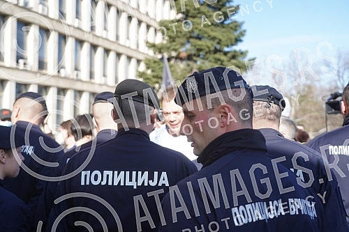 Environmental activists who had previously camped in front of the Presidency for six days, demanding a complete ban on lithium and pine mining in Serbia, blocked New Belgrade in front of the Palace of Serbia.Ekoloski aktivisti koji su prethodno ses