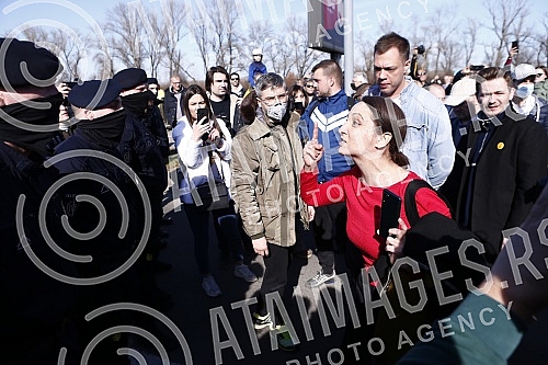Environmental activists who had previously camped in front of the Presidency for six days, demanding a complete ban on lithium and pine mining in Serbia, blocked New Belgrade in front of the Palace of Serbia.Ekoloski aktivisti koji su prethodno ses