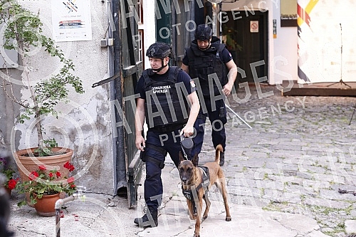 Opening ceremony of the ninth edition of the Mirëdita festival, good afternoon! held in the yard of the Center for Cultural Decontamination was briefly suspended due to a bomb alert.Svecano otvaranje devetog izdanja festivala Mirëdita, dobar dan! o