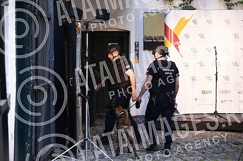 Opening ceremony of the ninth edition of the Mirëdita festival, good afternoon! held in the yard of the Center for Cultural Decontamination was briefly suspended due to a bomb alert.Svecano otvaranje devetog izdanja festivala Mirëdita, dobar dan! o