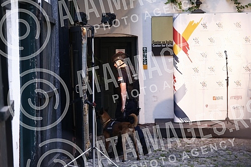 Opening ceremony of the ninth edition of the Mirëdita festival, good afternoon! held in the yard of the Center for Cultural Decontamination was briefly suspended due to a bomb alert.Svecano otvaranje devetog izdanja festivala Mirëdita, dobar dan! o