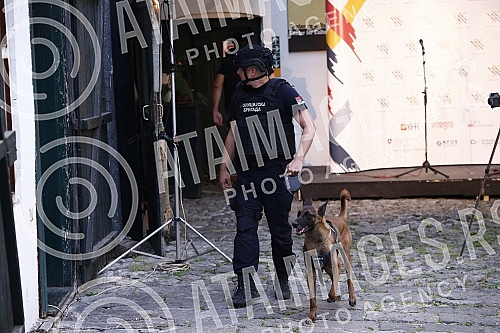 Opening ceremony of the ninth edition of the Mirëdita festival, good afternoon! held in the yard of the Center for Cultural Decontamination was briefly suspended due to a bomb alert.Svecano otvaranje devetog izdanja festivala Mirëdita, dobar dan! o